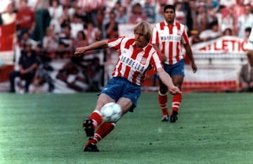 Bernd Schuster

Otro de los futbolistas que dejaron huella en el Atlético con su talento y calidad con el balón. Su golazo de falta en la final de Copa del Rey contra el Real Madrid (1992) con Marbella al pecho es historia rojiblanca. Vistió tres temporadas la camiseta del Atlético. Antes había militado en el Barcelona y en el propio Real Madrid, uno de los pocos futbolistas en pasar por los tres clubes.