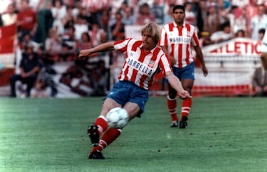 Bernd Schuster

Otro de los futbolistas que dejaron huella en el Atlético con su talento y calidad con el balón. Su golazo de falta en la final de Copa del Rey contra el Real Madrid (1992) con Marbella al pecho es historia rojiblanca. Vistió tres temporadas la camiseta del Atlético. Antes había militado en el Barcelona y en el propio Real Madrid, uno de los pocos futbolistas en pasar por los tres clubes.