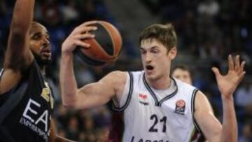 Tibor Pleiss luchando con el jamaicano del AJ Milano Samuel Samardo en un encuentro de Euroliga.