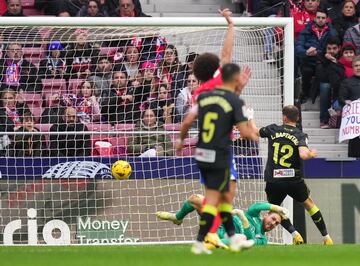 Atlético de Madrid 2-1 Almería |Disparo de Pozo que rozó en el propio Baptistao, obligando a una estirada tremenda de Oblak. Sin embargo, en el rechace apareció libre de marca el brasileño, que marcó a placer el tanto del 2-1.