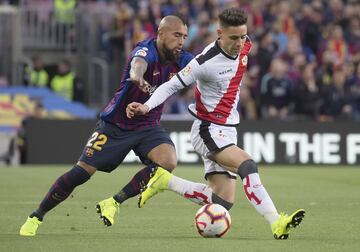 El jugador del Rayo Vallecano Álex Moreno trata de controlar el balón ante el jugador del Barcelona Arturo Vidal. 
 
 