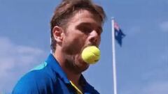 Wawrinka, desbordado: muerde la pelota por desesperación