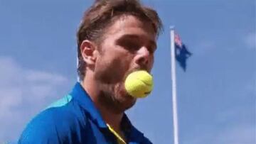 Wawrinka, desbordado: muerde la pelota por desesperación