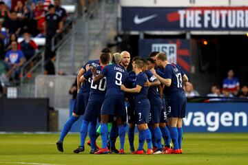 HO01. HOUSTON (EE.UU.), 26/03/2019.- Los jugadores estadounidenses se reúnen antes del inicio de un partido amistoso internacional entre EE.UU. y Chile este martes, en el estadio BBVA Compass en Houston, Texas (EE.UU.). EFE/Aaron M. Sprecher