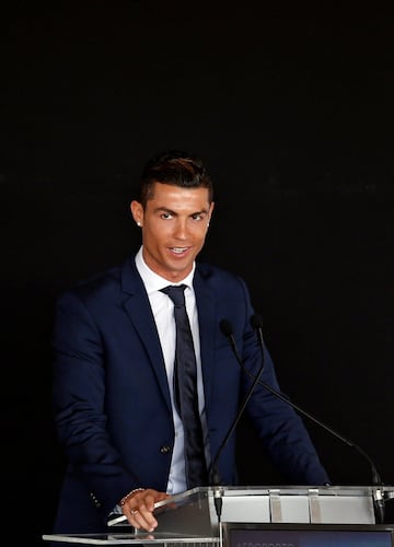 Cristiano, muy feliz en el aeropuerto de Madeira