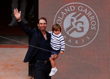 Rafa Nadal con su hijo durante su emotivo homenaje en la pista Philippe-Chatrier. 