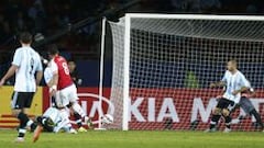 Lucas Barrios le arruina la fiesta a Messi y compañía