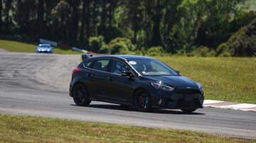 En la Región de la Araucanía Ford presentó por primera vez en Chile el Focus RS. Desde la línea de performance de la marca llega con un motor de 2.3 litros y 350 hp de potencia.
La presentación se llevó a cabo en Pucón y luego se realizó una prueba del vehículo en el autódromo Interlomas de Temuco.