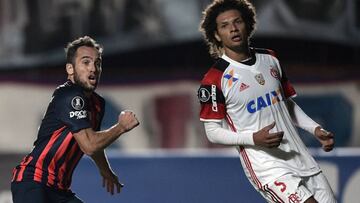 Argentina's San Lorenzo midfielder Fernando Belluschi (L) celebrates after scoring the team's seond goal against Brazil's Flamengo during the Copa Libertadores 2017 group 4 football match at Pedro Bidegain stadium in Buenos Aires, Argentina, on May 17, 2017.
San lorenzo won by 2-1 and qualified for the next round. / AFP PHOTO / JUAN MABROMATA