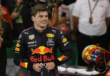 Celebración de Max Verstappen tras proclamarse campeón del mundo de la Fórmula 1 en el circuito de Yas Marina. 