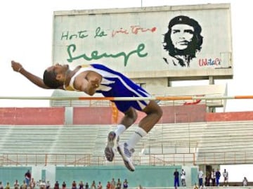 Javier Sotomayor ha obtenido medalla de oro en los Juegos Panamericanos de 1987, 1991 y 1995 y en los Juegos Centroamericanos y del Caribe de 1990, 1993 y 1998. Además, otra medalla de oro en el Campeonato Centroamericano y del Caribe de Atletismo de 1989 en San Juan de Puerto Rico.