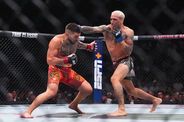 Ilia Topuria y Charles Oliveira comienzan a pelearse en el evento principal del UFC 317 en el T-Mobile Arena de Las Vegas.