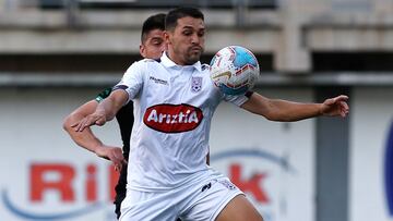 Futbol, Deportes Melipilla vs Deportes Puerto Montt.
Liguilla de ascenso, campeonato nacional 2020.
El jugador de Deportes Melipilla Gustavo Guerreno, juega el balón contra Deportes Puerto Montt durante el partido de primera division realizado en el Estadio Bicentenario de la Florida.
Santiago, Chile.
20/01/2021
Jonnathan Oyarzun/Photosport
Football, Deportes Melipilla vs Deportes Puerto Montt.
Promotion league, 2020 National Championship.
Deportes Melipilla's player Gustavo Guerreno, left right center, play the ball against Deportes Puerto Montt during the first division football match at Bicentenario de la Florida stadium.
Santiago, Chile.
20/01/2021
Jonnathan Oyarzun/Photosport