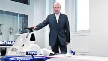 <b>ORGULLOSO. </b>Peter Sauber posa junto a un monoplaza de 2008 y celebra su regreso como dueño de una escudería a las carreras.