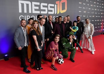 El director Mukhtar Omar Sharif posa con el equipo de creación y actores del espectáculo 'Messi10-Circo del Sol'.