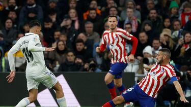 Koke disputa un balón a Ceballos en el derbi.