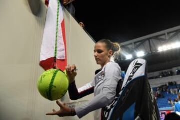 La checa Karolina Pliskova firma autógrafos tras ganar a la letona Jelena Ostapenko.