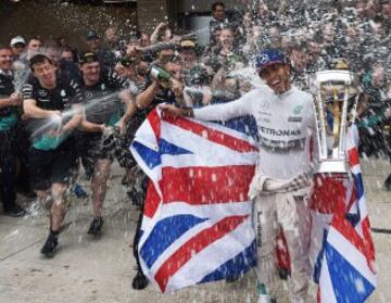 La escudería Mercedes dominó la temporada de la Fórmula 1. Superó por caso 300 puntos a Ferrari en la lucha de constructores. Lewis Hamilton y Nico Rosberg fueron 1-2 en la campaña.