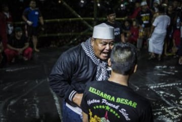 Nació en los 60 como una solución para resolver las disputas entre bandas callejeras. Cada pelea dura cuatro minutos donde luchan utilizando técnicas mezcladas del Pencak Silat, del boxeo, de la lucha libre y del Karate, las técnicas místicas están estrictamente prohibidas.