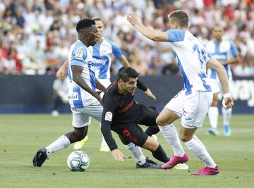 El jugador del Atlético de Madrid, Morata, se va al suelo ante la defensa del Leganés. 