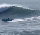 Una ola potente derriba un barco con niños y los surfistas acuden al rescate