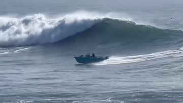 Barco apunto de ser derribado por una ola en Steamer Lane, Santa Cruz, California