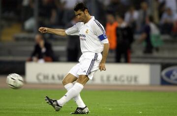 Fue ganar el Madrid su segunda Liga del Siglo XXI, en la campa?a 2002-03, y la directiva, presidida por Florentino P¨¦rez, decidi¨® no renovar a Fernando Hierro, capit¨¢n y uno de los emblemas del conjunto madridista. Tras derrotar al Athletic en el ¨²ltimo partido de la temporada, se produjeron una serie de incidentes entre los jugadores que no gustaron a la directiva. Sobre todo un pulso de Hierro a Valdano en la puerta de vestuarios del Madrid, lo que conllev¨® un desplante de la plantilla a la afici¨®n y a la Prensa, que esperaba pacientemente a que fuesen saliendo los jugadores para preguntarles por el devenir de la competici¨®n liguera. Hierro dijo que la plantilla s¨®lo dar¨ªa una vuelta de honor al campo, y tras hacerse de rogar s¨®lo sali¨® Guti al c¨¦sped. Pero el asunto no acabar¨ªa ah¨ª: los jugadores salieron por una puerta trasera para subirse al autob¨²s que los llevar¨ªa a Cibeles. All¨ª ser¨ªa Ra¨²l quien ser¨ªa el protagonista al encararse con un polic¨ªa que imped¨ªa el acceso a la Cibeles. Adem¨¢s, mientras la directiva esperaba en un conocido restaurante a la plantilla para celebrar una cena por el t¨ªtulo, varios jugadores se fueron a otro restaurante para hacer tiempo. Llegaron con cerca de hora y media de retraso. Incluso amenazaron con no acudir a los actos institucionales en la Comunidad, Ayuntamiento y la Catedral de La Almudena. Al d¨ªa siguiente, y tras una larga y tensa reuni¨®n de la directiva, Hierro sal¨ªa del club.