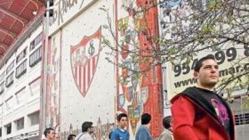 <b>QUIEREN ESTAR EN HUELVA. </b>La afición del Sevilla deboró las entradas para el partido en Huelva.