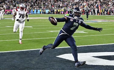 El linebacker Uchenna Nwosu anota tras interceptar un balón a los Patriots, 29-7 y con menos de 4 minutos. El título se acercaba a Seattle.