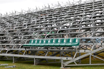 Instalación de asientos en las gradas supletorias preparadas para ampliar el aforo del Estadio Juan Carlos Higuero para el partido de Copa entre la Arandina y el Real Madrid.