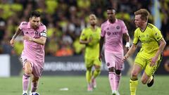 NASHVILLE, TENNESSEE - AUGUST 19: Lionel Messi #10 of Inter Miami controls the ball against Dax McCarty #6 of Nashville SC during first half in the Leagues Cup 2023 final match between Inter Miami CF and Nashville SC at GEODIS Park on August 19, 2023 in Nashville, Tennessee.   Tim Nwachukwu/Getty Images/AFP (Photo by Tim Nwachukwu / GETTY IMAGES NORTH AMERICA / Getty Images via AFP)