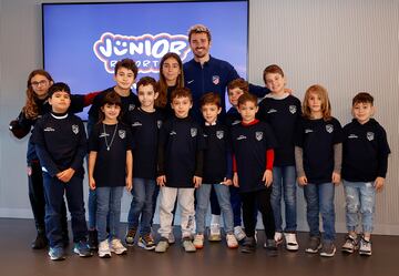 Antoine Griezmann, máximo goleador rojiblanco de la historia, respondió a las preguntas de un nutrido grupo de socios infantiles en el acto 'Junior Reporter by Movistar' celebrado este viernes en Madrid.