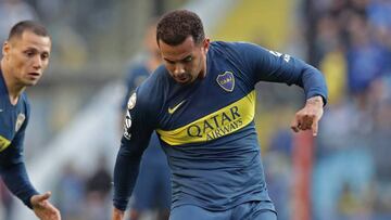 Edwin Cardona durante un partido con Boca Juniors por Superliga Argentina