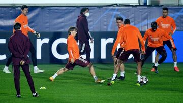 Courtois, Modric, Arribas, Varane, Mendy y Mariano, en el entrenamiento del Real Madrid en el Gewiss Stadium de B&eacute;rgamo (Italia), en la v&iacute;spera del partido de ida de octavos de final de la Champions contra la Atalanta.