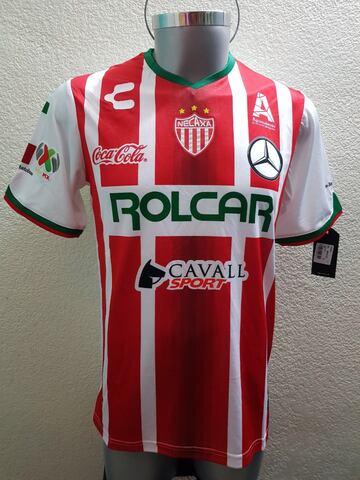 La idea no es mala, pero el exceso de patrocinadores la afea. Faltaron en los hombros no más.