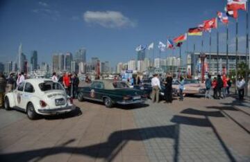 Coches clásicos estacionados en el lugar de vela olímpica en la ciudad costera china de Qingdao durante un descanso tras finalizar un rally de autos clásicos, en la ciudad de Qingdao (este de China), lunes 14 de octubre de 2013. Coleccionistas de vehículos de época y vendedores de este tipo de autos se embarcaron este fin de semana en un viaje de 1.600 kilómetros entre las dos principales ciudades de China, Pekín y Shanghai, con el que quieren fomentar la afición a los grandes clásicos del motor en el país asiático