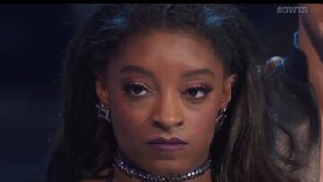 Simone Biles muy seria al escuchar al jurado en 'Dancing with the Stars' antes de decir que "Sonre¨ªr no te hace ganar medallas de oro".