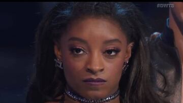 Simone Biles muy seria al escuchar al jurado en 'Dancing with the Stars' antes de decir que "Sonreír no te hace ganar medallas de oro".