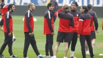 ROTACIONES. Miranda, Tiago y Falcao observan como Diego Costa bromea con Filipe. El lateral tendrá descanso y no jugará frente al Hapoel.