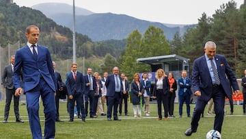 El presidente de la UEFA, Aleksander Ceferin, acompañado por el presidente de la Federación Andorrana de Fútbol, Fèlix Álvarez,