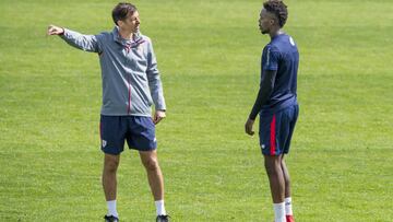 Iñaki Williams y Ziganda durante un entrenamiento del Athletic.
