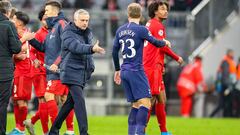 Mourinho felicita a Eriksen tras el partido de la Champions ante el Bayern Munich. 