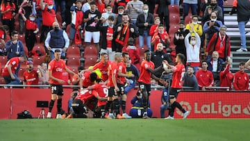 Jugadores del Mallorca celebran el gol de Muriqi contra el Alav&eacute;s.