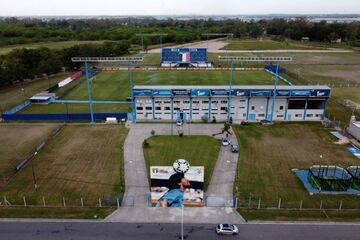 Vista aérea de un mural de Diego Armando Maradona pintado por el artista Mariano, "El Marian" Antedoménico, situado en el estadio República de Italia del Club Sportivo Italiano en Ciudad Evita, provincia de Buenos Aires,Argentina. 