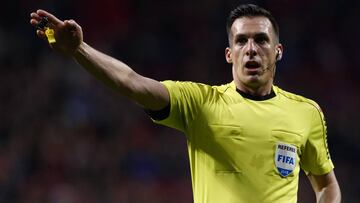 El árbitro Estrada Fernández.