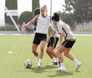 Jakobsson e Ivana Andrés, jugadoras del Real Madrid durante el primer entrenamiento del equipo.