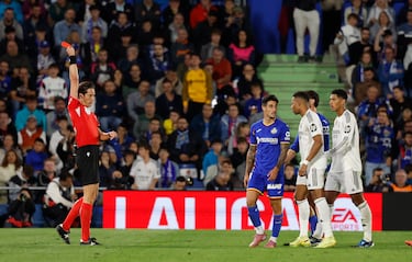 Roja para Sancris: el delantero del Getafe es expulsado por doble amonestación.
