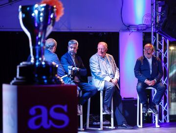 Dani Garrido, Alfonso Gil y Alfredo Relaño en el escenario del 20 aniversario del doblete del Valencia. 