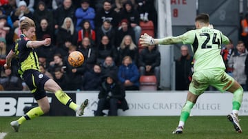 Kevin de Bruyne, jugador del Manchester City, define ante Josh Keeley, portero del Leyton Orient, para marcar el 1-2.