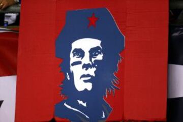 Choca con la anterior pancarta esta otra, en la que el bueno de Tom recuerda sospechosamente al Che Guevara. Si bien no dudamos de que el QB lleva a los Patriots "hasta la victoria siempre" no sabemos qu¨¦ tal le sentar¨¢ la comparaci¨®n a Donald Trump.